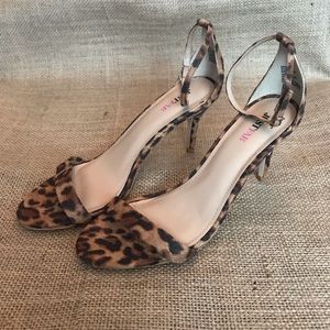 Leopard print strappy sandal size 6.5